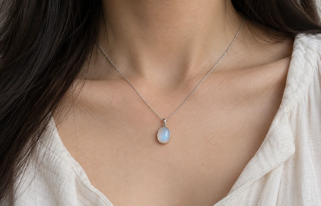 Dây chuyền Opal trên cổ